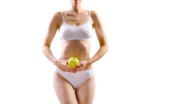 Yeşil elmalı kadın.