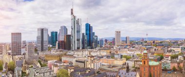 Frankfurt 'un güzel manzarası. Güneş ışığının en büyüğü.