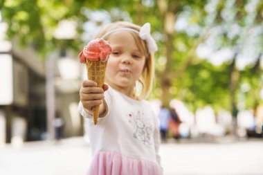  Mutlu çocuk yazın dışarıda dondurma yiyor. 