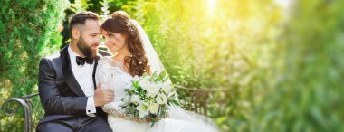 Güzel gelin ve damat doğada