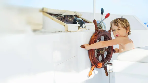 Enfant Capitaine Sur Volant Navire Prêt Démarrer — Photo