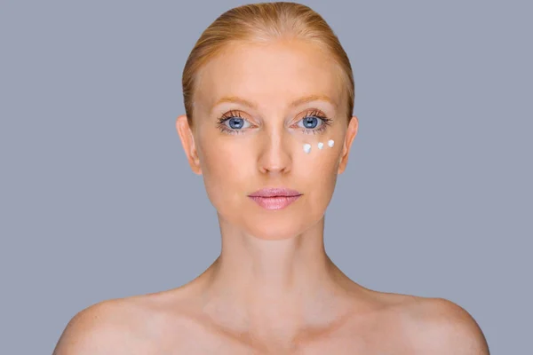 Kobieta Średnim Wieku Patrzy Makijaż Makrotwarz Ognisko Selektywne — Zdjęcie stockowe