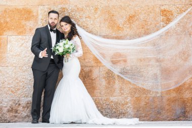 Düğün çifti fotoğraf çekimi sırasında eğleniyor.