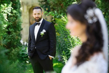 Bir düğüne odaklanmış damat.