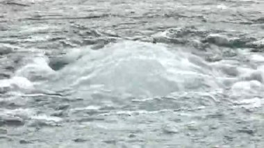 bir nehir, şelale kabarcıklar