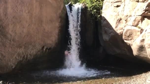 Wasserfall Und Fluss Fließen Einem Park — Stockvideo