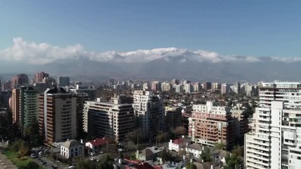 智利圣地亚哥的一个公园和城市鸟瞰图 — 图库视频影像