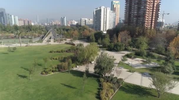 Αεροφωτογραφία Του Ένα Πάρκο Και Την Πόλη Στο Σαντιάγκο Χιλή — Αρχείο Βίντεο