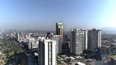 Santiago, Şili için park ve şehir manzara havadan görünümü