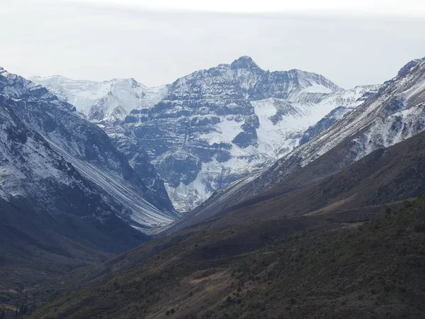 Paisagem Neve Montanha Cidade Nuvens Santiago Chile — Fotografia de Stock