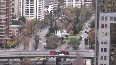 Manzara dağ kar, şehir ve bulutlar http://www.Voices.no/mainissues/mi40008000288.php Şili