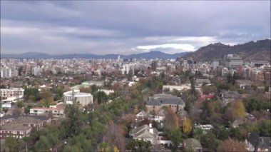 Manzara dağ kar, şehir ve bulutlar http://www.Voices.no/mainissues/mi40008000288.php Şili