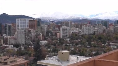 Manzara dağ kar, şehir ve bulutlar http://www.Voices.no/mainissues/mi40008000288.php Şili