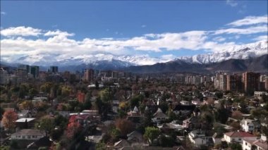 Manzara dağ kar, şehir ve bulutlar http://www.Voices.no/mainissues/mi40008000288.php Şili