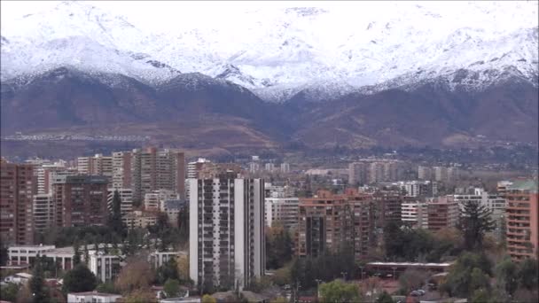 Maisema Vuoren Lunta Kaupunki Pilvet Santiago Chile — kuvapankkivideo