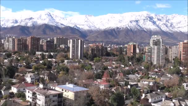山的雪 城市和云彩风景在圣地亚哥智利 — 图库视频影像