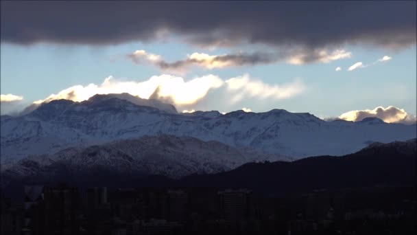 Landschaft Aus Gebirgsschnee Stadt Und Wolken Chile — Stockvideo