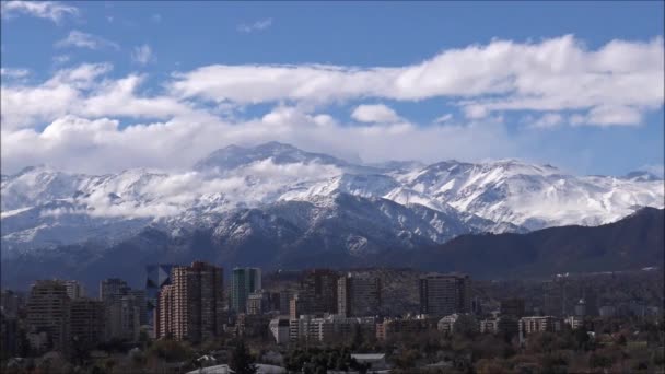 Τοπίο Βουνού Χιόνι Πόλη Και Σύννεφα Στο Σαντιάγο Χιλή — Αρχείο Βίντεο