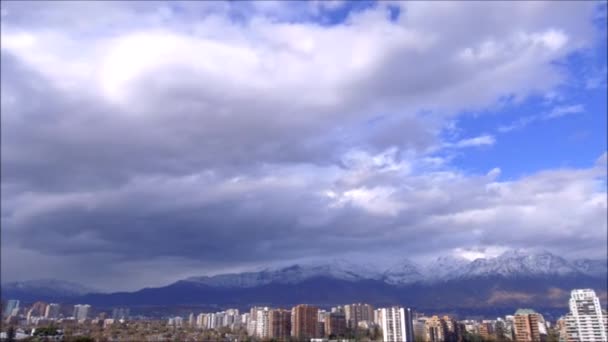 Τοπίο Βουνού Χιόνι Πόλη Και Σύννεφα Στο Σαντιάγο Χιλή — Αρχείο Βίντεο