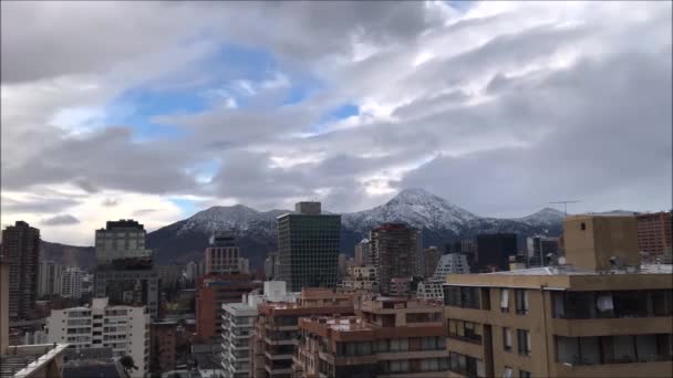 山的雪 城市和云彩风景在圣地亚哥智利 — 图库视频影像