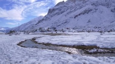 Manzara, nehir ve dağ kar Santiago, Chile