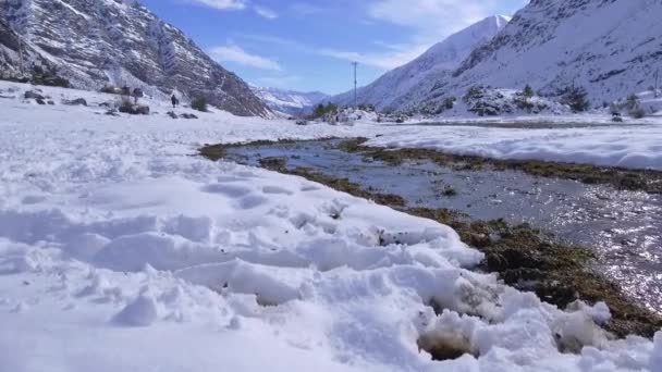 智利圣地亚哥的景观 河流和高山雪 — 图库视频影像