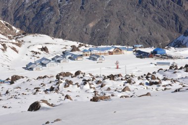 Şili'deki dağ kar ve kayak tatil beldesinin manzara