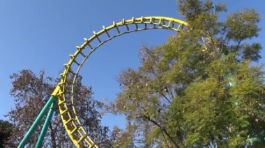 Roller coaster binmek Şili'deki bir eğlence parkı
