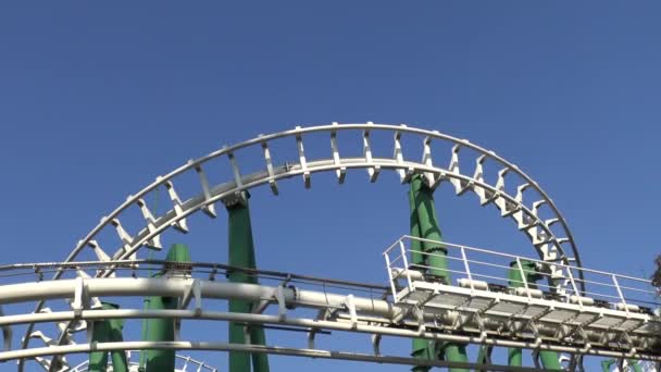 Roller Coaster Binmek Şili Deki Bir Eğlence Parkı — Stok video