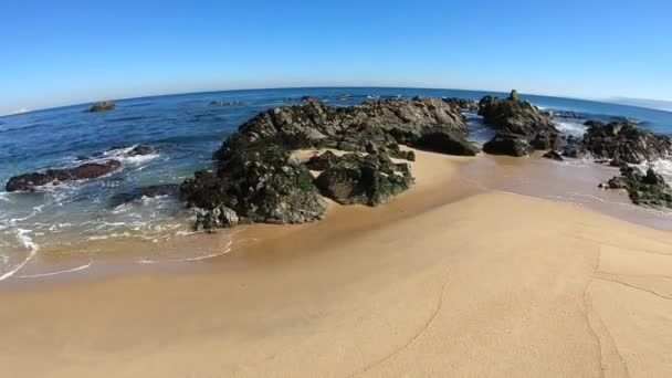 Manzara Deniz Kayalık Plaj — Stok video