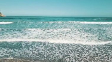 Bir plaj ve sahil havadan görünümü