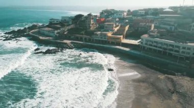 Bir plaj ve sahil havadan görünümü