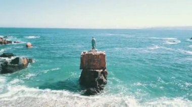 Bir plaj ve sahil havadan görünümü