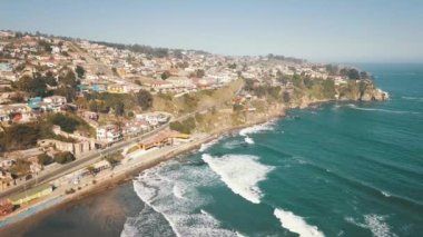 Bir plaj ve sahil havadan görünümü