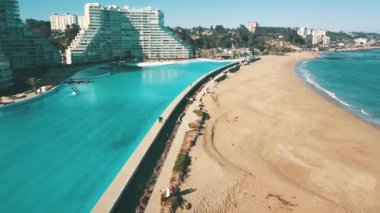 Bir plaj ve sahil havadan görünümü