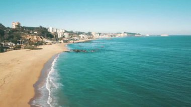 Bir plaj ve sahil havadan görünümü