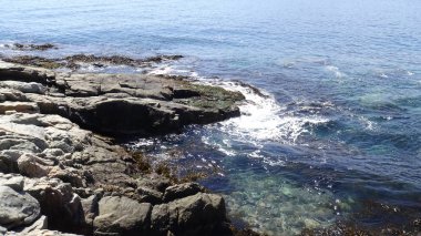 Peyzaj ve kayalık plaj