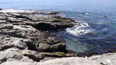 Peyzaj ve kayalık plaj