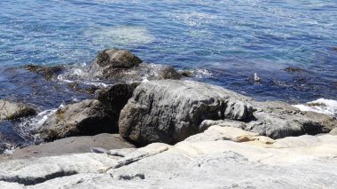 Peyzaj ve kayalık plaj