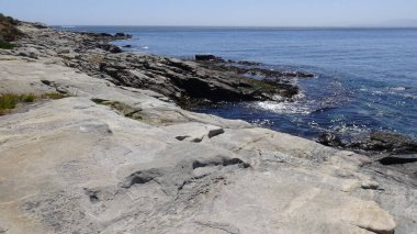 Peyzaj ve kayalık plaj