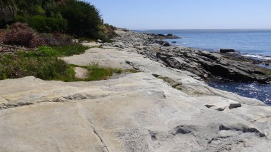 Peyzaj ve kayalık plaj