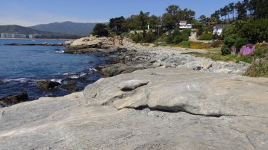 Peyzaj ve kayalık plaj