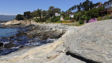 Peyzaj ve kayalık plaj