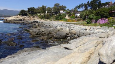 Peyzaj ve kayalık plaj