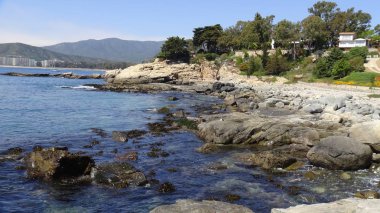 Peyzaj ve kayalık plaj