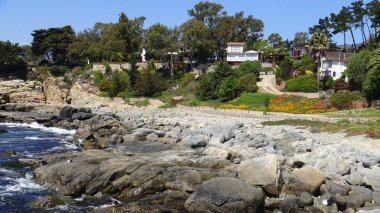 Peyzaj ve kayalık plaj