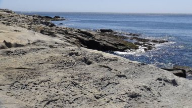 Peyzaj ve kayalık plaj