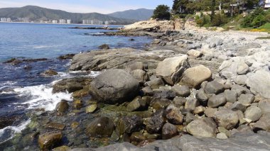 Peyzaj ve kayalık plaj