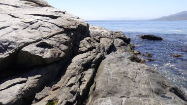 Peyzaj ve kayalık plaj