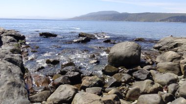 Peyzaj ve kayalık plaj